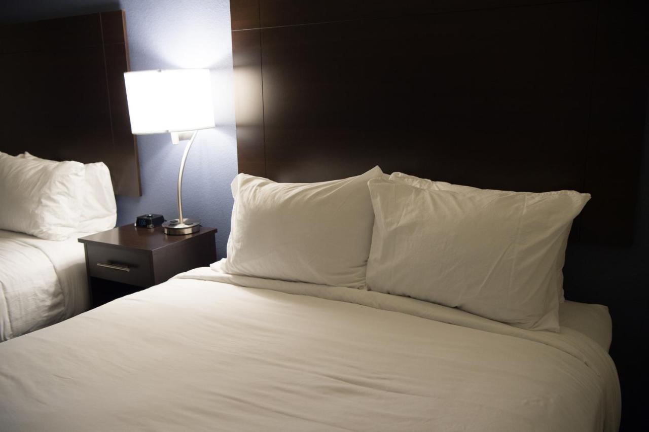 Cobblestone Inn & Suites - Forest City Экстерьер фото